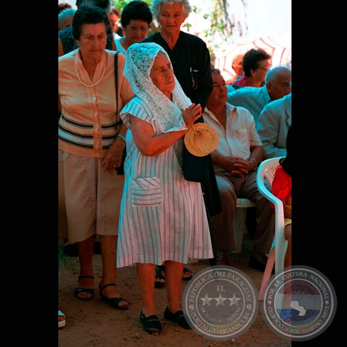 REZANDO EN PARAGUARÍ - Fotografía de FERNANDO ALLEN